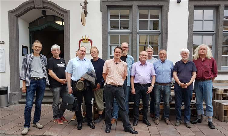 Sie machen sich gemeinsam stark für einen wirksameren Klimaschutz und einen modernen schienengestützten Nahverkehr: Einige der Gründungsmitglieder des neuen Bündnisses für Verkehrswende nördliches RLP (v. l.) - Egbert Bialk (BUND), Bernd Kruse (Westeifelbahn), Patrick Simmer (BIKO), Johannes Fuck (Unternehmer), Martin Mendel (Pro Bahn), Achim Brast, Gernot Kallweit (beide Brexbachtalbahn), Stephan Kaiser (MSW), Dr. Georg Schroll (Verkehrsplaner), Uwe Lütge (VCD/Agenda 21). Volz/Mendel