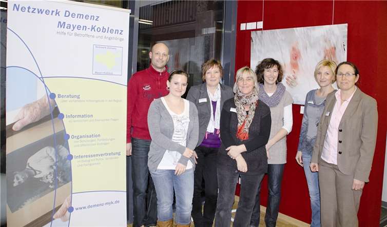 Sie machen sich stark für Menschen mit Demenz: Olaf Spohr (links), Sprecher des Netzwerks Mayen-Koblenz, Mechthild Annen (3. von links), Pflegedienstleiterin des Mayener Krankenhauses und die Arbeitsgruppe Demenz des Mayener Krankenhaus mit Leiterin Renate von Ritter (rechts).Privat