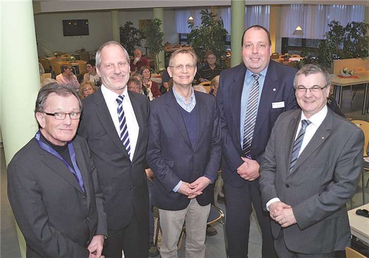 Sie machen sich stark für die Darmkrebsvorsorge (v.l.): Hans-Peter Weber (Deutsche ILCO), Dr. Michael Maasberg und Prof. Dr. Martin Wolff (Chefärzte im St. Elisabeth Mayen), Verwaltungsdirektor Georg Schmitz sowie Landrat Dr. Alexander Saftig.privat