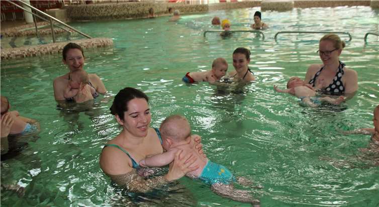 Sie macht es vor: Kursleiterin Lena Henniges (Mitte). Fotos: KMI