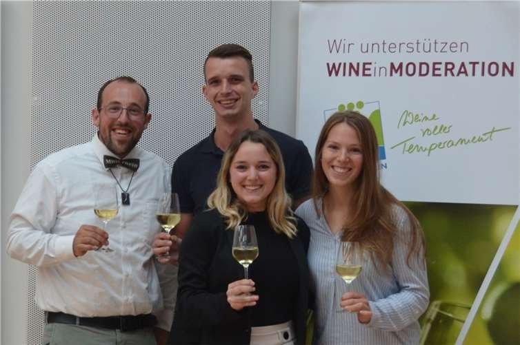 Sie möchten Mittelrhein-Weinkönig/in werden (v.l.): Gero Schüler, Felix Kahl, Hannah Roos und Julia Lambrich.  Foto: Mittelrhein-Wein e. V., CC-BY SA