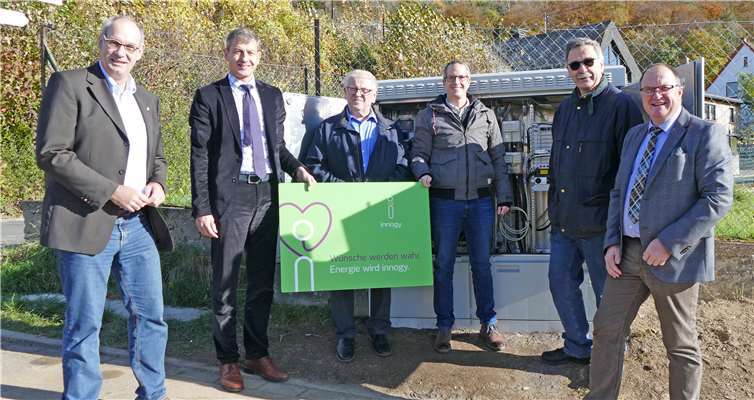 Sie nahmen das schnelle Internet offiziell in Betrieb (von links): Büroleiter Bernhard Jüngling, Kommunalbetreuer Michael Dötsch von innogy, Ortsbürgermeister Alois Schneider, Jochen Walgenbach von Westnetz, Heinz Obliers (Erster Beigeordneter) und Bürgermeister Guido Nisius von der Verbandsgemeinde Adenau.innogy
