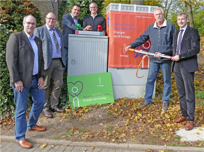 Sie nahmen das schnelle Internet offiziell in Betrieb (von links): Büroleiter Bernhard Jüngling, Bürgermeister Guido Nisius, Ortsbürgermeister Andreas Kürsten, Jochen Walgenbach von Westnetz, Ratsmitglied Willi Tintelot und Kommunalbetreuer Michael Dötsch von innogy. innogy