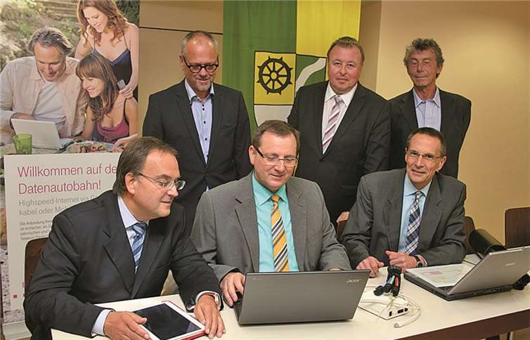 Sie nahmen jetzt in Gönnersdorf offiziell das schnelle Internet in Betrieb: (Vorne von links) Bürgermeister Bernd Weidenbach, Ortsbürgermeister Martin Braun, Winfried Moser (Telekom) und (hinten von links) Wirtschaftsförderer Gerhard Oelsberg, Landrat Dr. Jürgen Pföhler und Karl-Heinz Kaspers (Telekom).WER