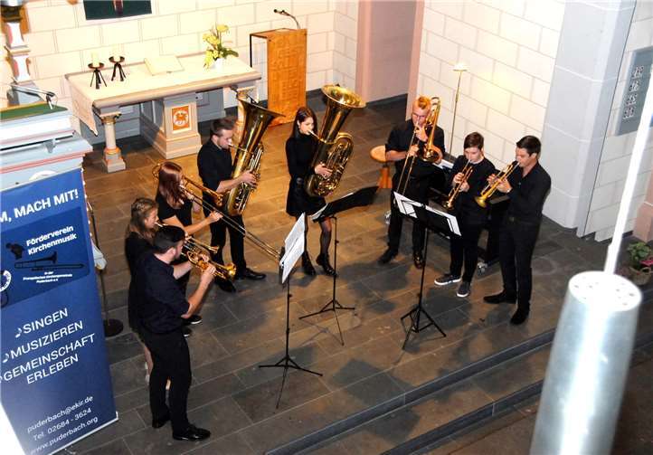 Sie nennen sich jetzt „Altes Jungblech“, sind aber immer noch recht jung: Die Musiker Alex Bohr, Louisa Eyl, Sonja Hütte, Daniel Marschall, Silca Schumacher sowie Annika, Jannik und Thilo Schneider. Fotos: KER