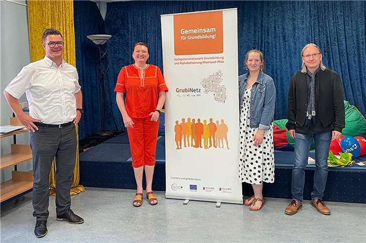 Sie organisierten die Vorlese-Aktion: (von links): Bürgermeister Peter Jung, Julia Gorte (Grubinetz), Anna Lenz und Volker Trümper (Leitungsteam Stadtbibliothek).