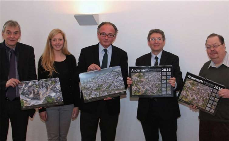 Sie präsentieren den neuen Luftbildkalender: (v.l.) Bürgermeister Claus Peitz, Ricarda Giljohann vom Kulturamt, Oberbürgermeister Achim Hütten, Verleger Elmar-Björn Krause und Kulturamtsleiter Dr. Klaus Schäfer. Georg Schuch