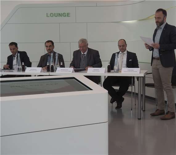 Sie präsentierten die Koblenz-App, ihren Nutzen und ihre Funktionsweise der Öffentlichkeit (v. l.): Wirtschaftsförderer Nico Pinger, Ingo Kistermann von GIMIK, Oberbürgermeister Prof. Dr. Joachim Hofmann-Göttig, David Gunst von der Koblenz-Touristik und Frederik Wenz vom Stadt-Marketing.  HH