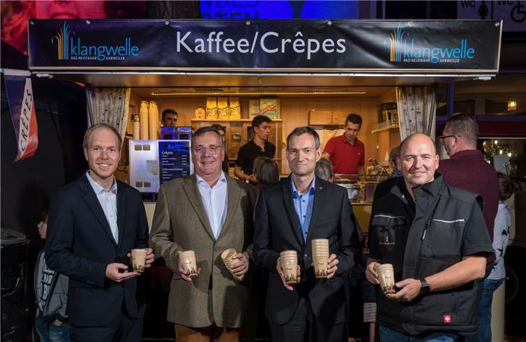 Sie präsentierten die modernen Mehrwegbecher (v.li.): Citymanager Kevin Hengsberg, Hans Baxmeier (Geschäftsführer Logicycle GmbH), Alfred Peuker (Logicycle GmbH) und Markus Bauer (Heilbad Gesellschaft Bad Neuenahr-Ahrweiler).Dominik Ketz