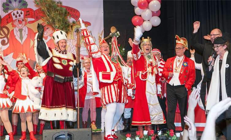 Sie regieren ab sofort über die Narrenschar in Villip, Villiprott und Holzem: Prinz Thomas II. (Köhler), Bauer Thomas (Brück) und Jungfrau Baptista (Norbert Schulten) wurden feierlich von Bürgermeisterin Renate Offergeld und Pfarrer Hermann Josef Zeyen proklamiert.Jost