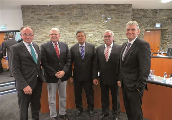 Sie repräsentieren jetzt die Stadt: (v.l.) Oberbürgermeister Achim Hütten, die Beigeordneten Albrecht Schmitz, Reiner Naidhöfer, Winfried Günther und Bürgermeister Claus Peitz.
