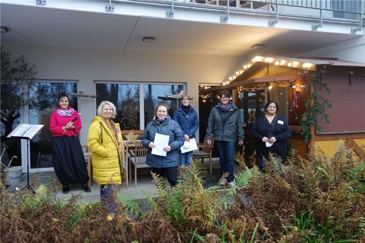 Sie sangen Weihnachtslieder von der Hospiz Terrasse aus (v.l.n.r.): Christa Steege, Heike Schlager, Nicole Holl, Anna Louen, Yasmin Brost, Nicole Schumacher.