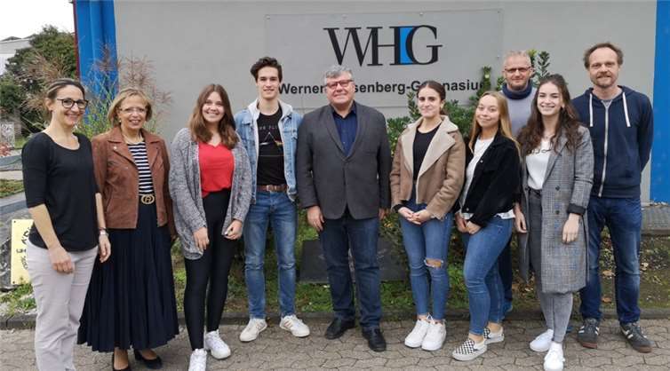 Sie sehen der Bewerbung optimistisch entgegen (von links): Sandra Schäfer(Verbindungslehrerin), Christine Osenberg (Schulleitung), Michelle Husmann (SV), Jan-LucaLemgen (SV), der Erste Kreisbeigeordnete Michael Mahlert, Maria Barth (SV), Yasmin Golz (SV), Oliver Hilberth (Biologielehrer), Lara Albrecht (SV) und Carsten Neuhaus (Verbindungslehrer).Foto: privat