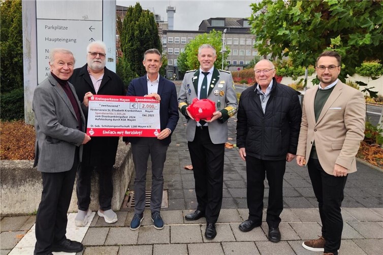 Sie setzen mit der Spende ein Zeichen der Verbundenheit, von links: Dr. Paul Glauben (Vorsitzender des Fördervereins), Peter Lampmann (Schatzmeister), Marco Pung (Kreissparkasse Mayen), Pierre Prüm (Diözesankönig), Heinz Schäfer (Förderverein), Jonas Wilbert (Kaufmännischer Direktor St. Elisabeth Mayen). Foto: GK-Mittelrhein/Jürgen Kreusch
