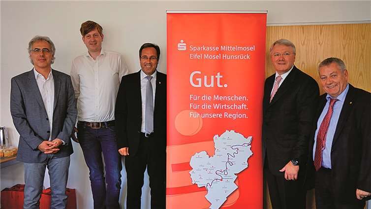 Sie setzen sich ein für die Nutzung der Sonnenenergie in den Landkreisen Cochem-Zell und Bernkastel-Wittlich: (v.li.) Hans Weinreuter (VBZ), Frederik Hilling (Geoplex), Landrat Gregor Eibes (Bernkastel-Wittlich), Edmund Schermann (Vorstandsvorsitzender Sparkasse) und Landrat Manfred Schnur (Cochem-Zell). privat