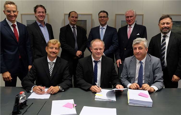 Sie setzten die entscheidenden Unterschriften (von rechts): ASAS-Eigentümer Safa Bayar Yavuz, Neuwieds Oberbürgermeister Jan Einig und Hans-Günter Marrenbach, Rechtsanwalt von ThyssenKrupp. Umrahmt wird das Trio von Vertretern der beteiligten Parteien und den ASAS-Beratern von der Cologne Capital Asset Advisory AG (CCAA).Stadtverwaltung