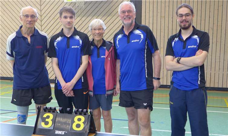 Sie sicherten sich mit einem klaren 8:3-Erfolg im Relegationsspiel den Aufstieg (von links): Eckehart Ridder, Timm Kuppi, Heidi Wunner, Klaus und David Riddering. Foto: Wolfgang Bornheim