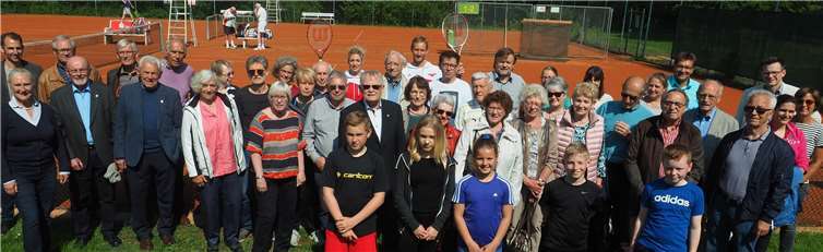 Sie sind alle Gewinner: Die erfolgreichen Teilnehmer des Sportabzeichen-Wettbewerbes 2018, Vertreter der Vereine und Schulen sowie einzelne Sportler präsentieren sich auf der Anlage des TC Oberwerth. Foto: W. Höfer