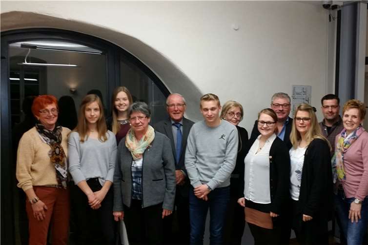 Sie sind das Herz des Turnvereins Cochem: Vorstand und die geehrten Mitglieder. Seniorenwartin Rosi Kalinowski, Julia Marinus, Josefine Feiden (beide grüne Ehrennadel), Elisabeth Alken (bronzene Ehrennadel), geschäftsführender Vorsitzender Wilfried Gerdes, Jens Mildenberger (grüne Ehrennadel), Helga König (50 Jahre Mitgliedschaft) Nicole Floeder (bronzene Ehrennadel), repräsentierender Vorsitzender Willy Müller, Sabrina Rings (bronzene Ehrennadel, Kassenwart Lars Ferrlein, Veranstaltungswartin Claudia Wilde und Oberturnwartin Kerstin Hofmann (v.l.n.r).privat