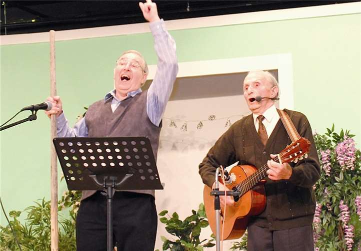 Sie sind der Meinung, das war Spitze: Über „Jödelste“ (Weinberglage in Dernau) sangen der fast neunzigjährige Walter Kreuzberg (r. an der Gitarre) und Walter Trarbach, die Pohlschepp (Jauchekelle) schwingend.