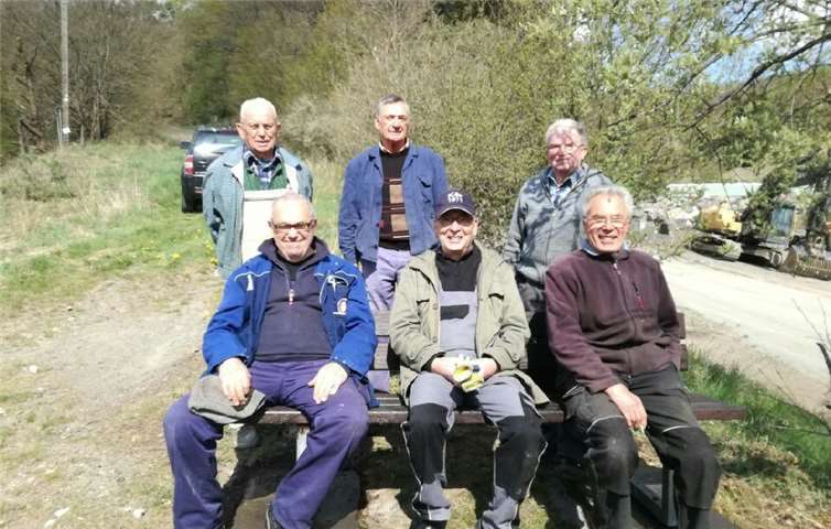 Sie sind eine tolle Truppe, die ehrenamtliche Rentnergruppe aus Rieden. Nach getaner Arbeit probierten sie die überarbeitete Bank gleich mal aus. Privat