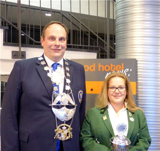 Sie sind für ein Jahr Jugend-Stadtkönig und Stadtkönig der in Neuwied beheimateten Schützenvereine: Stephan Bläsner und Sara Brach.  Hans Hartenfels