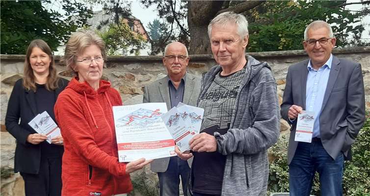 Sie sind künftig auch für Hilfesuchende in Ransbach-Baumbach da (von rechts): Die ehrenamtlichen „Caritas-Sozialberater“ Wiegand Otterbach, Olaf Eklund, Guntram Portugall, Elke Eklund sowie Pastoralreferentin Sonja Perk. Foto: privat