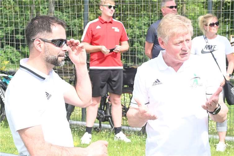 Sie sind momentan nicht zu beneiden: Trainer Salvatore Nizza (links) und der Sportliche Leiter Frank Schmitz haben viele Probleme zu lösen.  Foto: SK