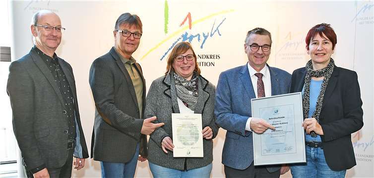 Sie sind stolz auf den Beitritt des Landkreises zum Klimabündnis (von links): der Leitende staatliche Beamte Berthold Schmitz, der Erste Kreisbeigeordnete Burkard Nauroth, die Kreisbeigeordnete Judith Lehnigk-Emden, Landrat Dr. Alexander Saftig und die Kreisbeigeordnete Birgit Meyreis.Foto: Kreisverwaltung/Morcinek