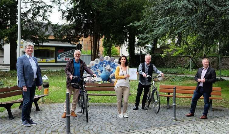 Sie sind stolz auf den Beitritt zum Klima-Bündnis (von links): Beigeordneter Ralf Seemann, der stellvertretende Stadtbauamtsleiter Reiner Geisen, Klimaschutzmanagerin Dr. Zuhal Gültekin, Frank Blum vom städtischen Pressebüro und Oberbürgermeister Jan Einig. Geisen und Blum koordinieren die Klima-Bündnis-Aktion „Stadtradeln“.Foto: Stadt Neuwied