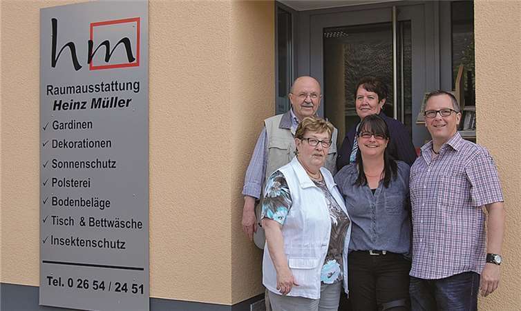 Sie sorgen dafür, dass es den Kunden an nichts fehlt (vorn v.li.): Rita Müller, Barbara Kreutz und Inhaber Heinz Müller sowie (hinten v.li.) Heinrich Müller und Christa Bauer.