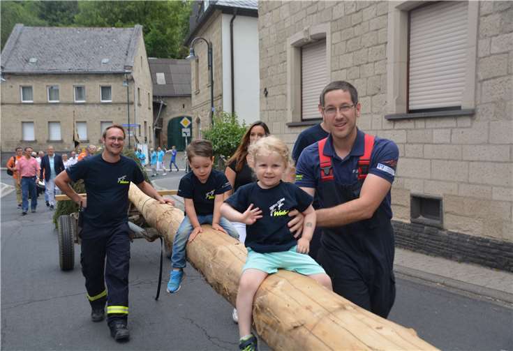 Sie sorgten dafür, dass der Kirmesbaum samt Kindern heil ans Ziel in der WeibernerTalaue gelangte: die Mitglieder der Freiwilligen Feuerwehr samt Nachwuchs. Fotos: BE