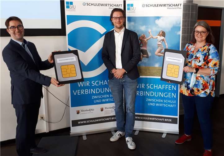 Sie sorgten für den digitalen Weg bei der Ausbildungsmesse: (v.l.): Tino Hackenbruch (Leiter des AK SchuleWirtschaft und der Kreiswirtschaftsförderung), Oliver Schiefer (FindMe!) und Anne Drost (SCHULEWIRTSCHAFT Rheinland-Pfalz). Foto: AK SCHULEWIRTSCHAFT Ahrweiler