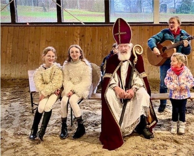 Sie sorgten für weihnachtliches Flair: Die beiden Engel Mila Breuer und Sophia Machowiak, Nikolaus Bernd Petry und Conny Feuerpeil an der Gitarre.  Foto: RV Kurtscheid/Uwe Lederer