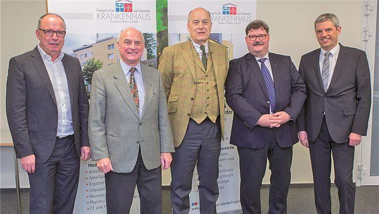 Neuer Partner vorgestellt Sie standen Rede und Antwort (v. l.): Geschäftsführer Erwin Reuhl, Verwaltungsratsvorsitzender Rolf-Peter Leonhardt, die Vertreter der Johanniter Egon Freiherr von Knobelsdorff und Dr. Wittigo von Rabenau und Guido Wernert Geschäftsführer des St. Vincenz Krankenhauses Limburg. WT