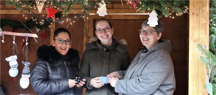 Sie standen den Besuchern gerne Rede und Antwort: v.l. Falantina Ali (neue Vorsitzende v. Beirat für Migration u. Integration), Lisa Scharrenbach (päd. Leiterin v. HdF) und Katharina Wölhk (Haus der Familie). Foto: privat