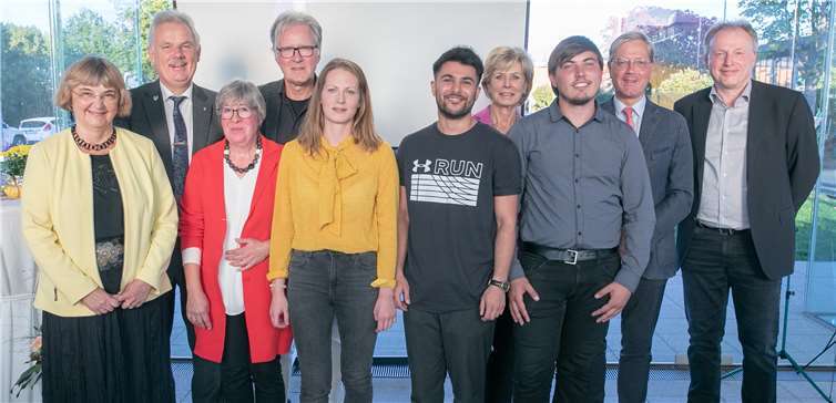 Sie standen im Mittelpunkt bei der Verleihung des zehnten weiterer Glaskunstpreises (von links): Museumsleiterin Dr. Ruth Fabritius, Bürgermeister Stefan Raetz, Preis-Stifter Helga Feuser-Strasdas und Joachim Strasdas, Preisträgerin Pia-Christina Hoff, Sieger Mehdi Ali Mohamady, Sponsorin Margret Faßbender, Dmitriy Tsybenko, Schirmherr Dr. Norbert Röttgen und Preisstifter Bernhard Schmitz.Fotos: JOST