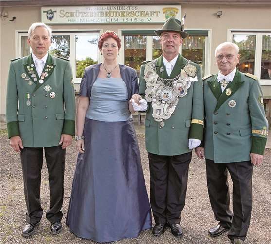 Sie standen im Mittelpunkt der Feierstunde anlässlich des Zusammenschlusses der beiden ehemaligen Heimat seiner Bruderschaften vor 50 Jahren (von links): Brudermeister Werner Neubauer, Königspaar Monica und Rolf Küpper und der 88 -jährige Zeitzeuge und Ehrenvorstandsmitglied Heinrich Fuhs. VJ