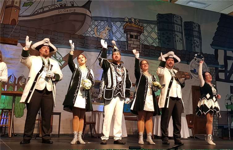 Sie standen im Mittelpunkt der beiden Sitzungen: Der neue PrinzChristian I. „von der Osterburg über dem Rheintal“ mit Pagen Kathrin & Kathrin,„Hospes“ Bina, Mundschenk Joffrey und Schatzmeister Mirko. Fotos: KH