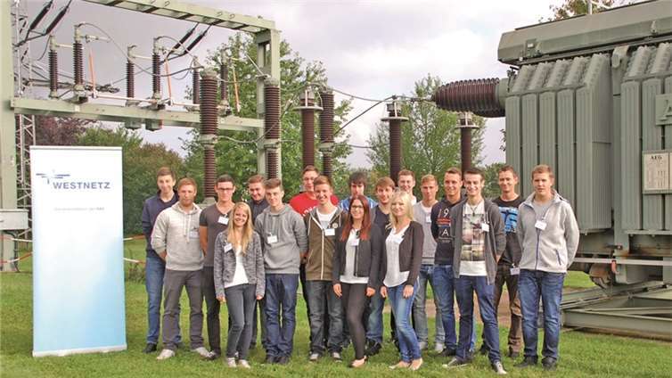 Sie starten mit viel Energie in die Ausbildungszeit: Die neuen Auszubildenden bei Westnetz am Standort Rauschermühle in Saffig.Westnetz