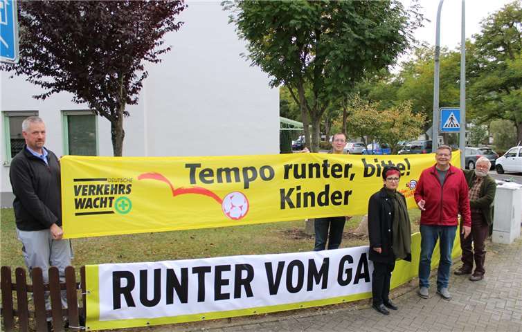 Sie starteten in Bachem die Kampagne „Runter vom Gas“ (von links): Heinz Kurth (Ortsbeirat), Johannes Stieber (Ortsbeirat), Cornelia Brodeßer (Deutsche Verkehrswacht), Ulrich Stieber (Ortsvorsteher) und Bernd Walther (Ortsbeirat).Foto: DU