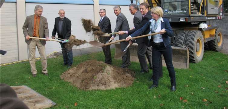 Sie starteten mit Schwung das Bauprojekt an der August-Horch-Schule in Andernach: (v.l.) Hubertus Bialas, Klaus Endris (Kreistag), Dr. Alexander Saftig, Claus Peitz, Rainer Finkenrath, Horst Hohn (Kreistag), Gaby Pauly (Kreisverwaltung). MKA