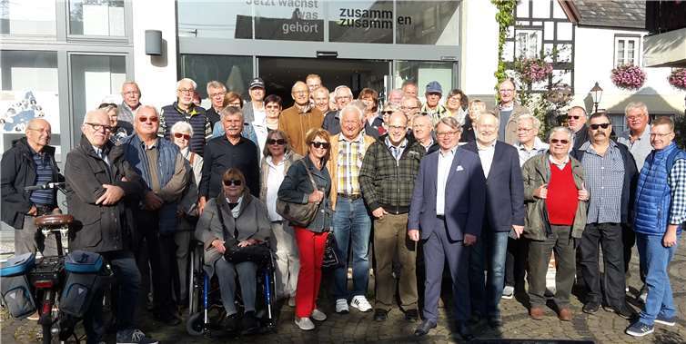 Sie stecken immer voller Fragen: eine Besuchergruppe des Lesevereins Neuwied vor dem WBF.Foto: privat