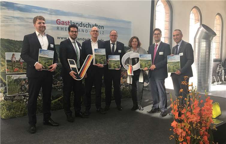 Sie stehen für Qualität (von links): Maximilian Scholl (Ahrtal Tourismus), Denis Radermacher (Qualitätscoach Kreiswirtschaftsförderung), Günther Uhl (Hotel Krupp), Guido Nisius (Bürgermeister Verbandsgemeinde Adenau), Marion Wamig (Tourist-Information Hocheifel Nürburgring), Tino Hackenbruch (Leiter Kreiswirtschaftsförderung), Dr. Bernd Greulich (Regionalgeschäftsführer IHK Koblenz).Foto: Kreisverwaltung Ahrweiler
