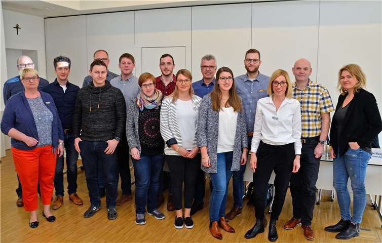 Sie stehen für die digitale Zukunft ihrer Verwaltung: Mitarbeiterinnen und Mitarbeiter aus den Kreisen Ahrweiler, Altenkirchen, Cochem-Zell, Mainz-Bingen, Neuwied, Rhein-Hunsrück, Rhein-Lahn, Vulkaneifel und Westerwald kamen auf Einladung des Landkreises Mayen Koblenz in die Kreisverwaltung zum ersten Treffen der AG „Digitales Kreishaus“. Für MYK dabei: Büroleiterin Petra Kretzschmann (1.v.l.), Nina Baierl (3.v.r.) und Jochen Bretz (2.v.r.).Foto: privat