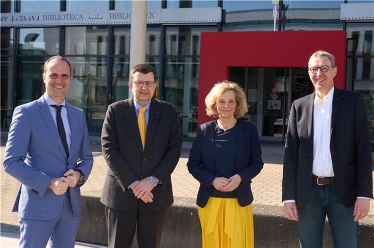 Sie stehen für zeitgemäße Bibliotheksstrukturen, von denen Studierende und Forschende auch künftig profitieren (v.l.): Minister Clemens Hoch, Vizepräsident Prof. Dr. Stefan Wehner, MdL Dr. Anna Köbberling, Dr. Ralf Grunder. Foto: Universität Koblenz-Landau/Thomas Frey
