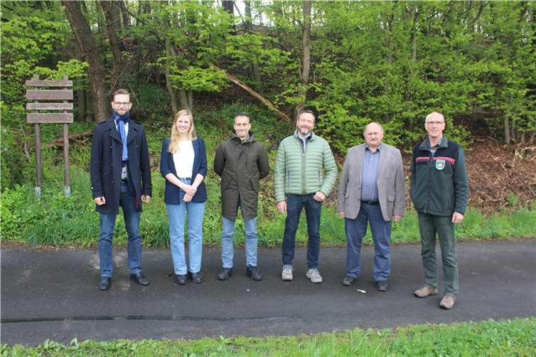 Sie stehen gemeinsam für das Projekt „Re Spire Westerwald“: (v.l.) VG-Bürgermeister Ulrich Richter-Hopprich, die beiden Projektleiter Marisa Kunze und Michael Sahm von Forliance / Re-Spire, die beiden Ortsbürgermeister Harald Quirmbach (Großholbach) und Hans-Jürgen Herbst (Girod) sowie Revierförster Bernhard Kloft.  Foto: FORLIANCE GmbH