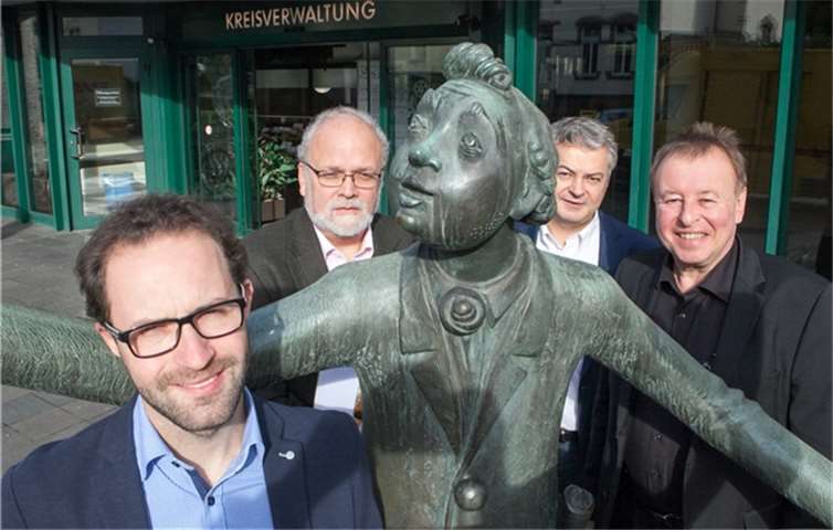 Sie stehen hinter dem Jubiläumsfilm: „200 Jahre Kreis Ahrweiler. Eine Zeitreise.“ (von links): Produzent André Weber, Kreisarchivar Leonhard Janta, Kreissprecher Jürgen Kempenich und Landrat Dr. Jürgen Pföhler und natürlich der Amtsbote aus Bronze.  JOST