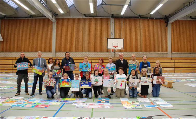 Sie stehen kurz vor der Entscheidung, welches Bild mit einem Hauptpreis ausgezeichnet wird: Die Mitglieder der Jury zusammen mit den beratenden Schulkindern der IGS Pellenz in Plaidt.Unfallkasse Rheinland-Pfalz