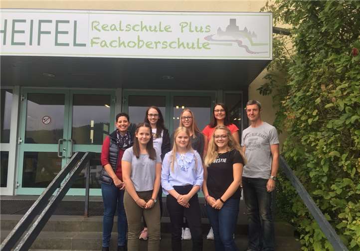 Sie stehen nun ganz für die Wünsche der Schülerinnen und Schüler zur Verfügung: Das neue SV-Team und die neuen Verbindungslehrer.privat